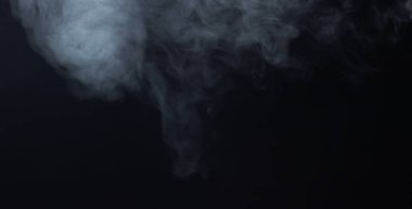 Soyut duman arka planda beyaz duman buhar siyah üzerinde kaplama etkisi.