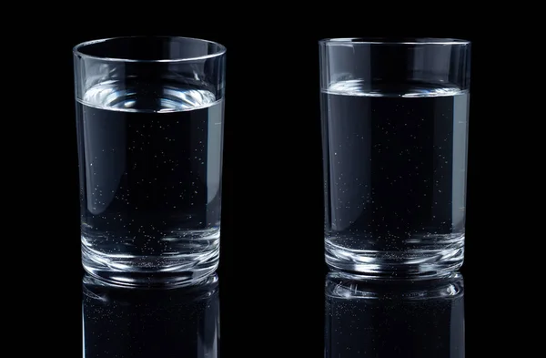 黑色底座上有水的杯子 — 图库照片