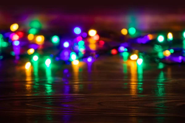 Verschwommener Blick Auf Schön Leuchtende Lichter Fokus Auf Holztisch Raum — Stockfoto