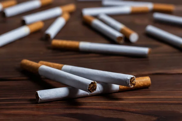 Montão Cigarro Fundo Madeira — Fotografia de Stock