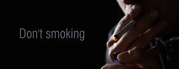 Hombre Fumando Cigarrillo Sobre Fondo Negro Cerca — Foto de Stock