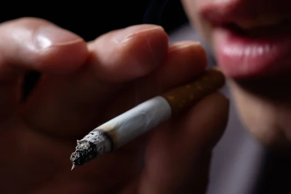 Fumar Cigarrillo Mano Del Joven Cerrar — Foto de Stock