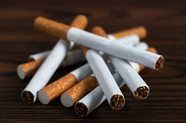Feche Uma Esperança Fumando Cigarros Tubos Filtro Cigarro Fundo Madeira — Fotografia de Stock