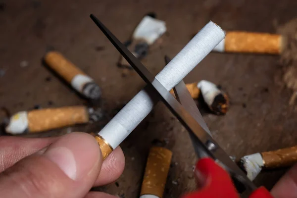 Koncepció Dohányzás Nikotin Függőség Elleni Küzdelem Egy Férfi Csökkenti Cigaretta — Stock Fotó