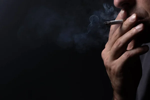 Cigarro Fumo Mão Jovem Close — Fotografia de Stock
