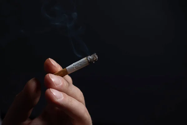 Mano Masculina Sosteniendo Cigarrillo Humeante Espacio Copia Fondo Oscuro Daño — Foto de Stock