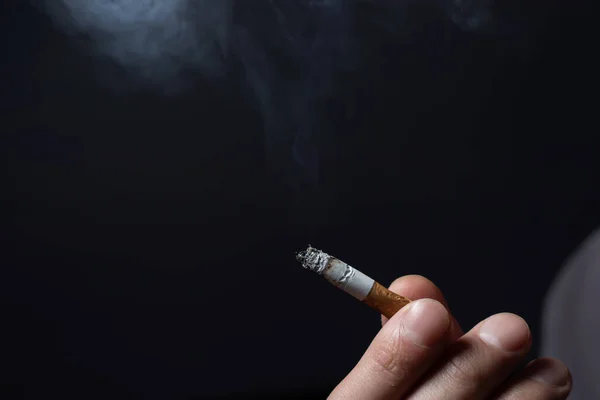 Fumar Cigarrillo Mano Del Joven Cerrar — Foto de Stock