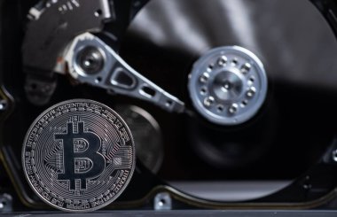 Bitcoin sikke açılan Hdd disk üzerinde gümüş. Elektronik para, cryptocurrency.
