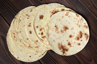 Tahta arka planda izole edilmiş taco lahanası..