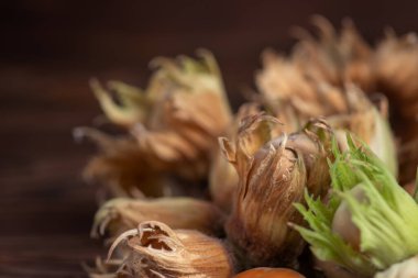 Ahşap arka planda fındık fıstığı. Yakın plan..