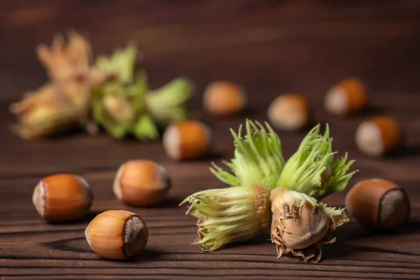 有機新鮮なヘーゼルナッツの木の背景をクローズアップ — ストック写真