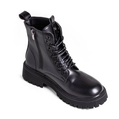 Beyaz arka planda siyah deri botlar izole edilmiş. Siyah deriden yapılmış modaya uygun modern kadın ayakkabıları. Kadınların Askeri Çizmeleri