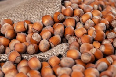 Ahşap masada fındık yakın, üst manzara.