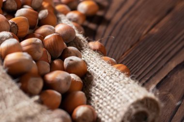 Ahşap masada fındık yakın, üst manzara.