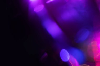 Yumuşak gökkuşağı ışığı arka planda parlar ya da örtüşür,