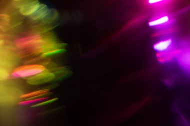 Yumuşak gökkuşağı ışığı arka planda parlar ya da örtüşür,