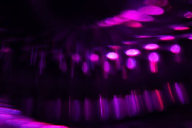 Soyut bulanık lensler siyah renkte parlıyor.