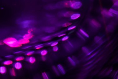 Bulanık Işık, kameraya tek bir görüntü yansıtıyor. Işık, karanlık bir arkaplanda spektral bir gradyan ile parlar. Çok renkli soyut renkli bir çizgi. Alışılmadık ışık efekti.