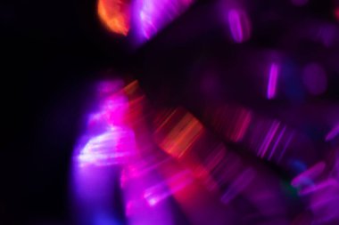 Bulanık Işık, kameraya tek bir görüntü yansıtıyor. Işık, karanlık bir arkaplanda spektral bir gradyan ile parlar. Çok renkli soyut renkli bir çizgi. Alışılmadık ışık efekti.