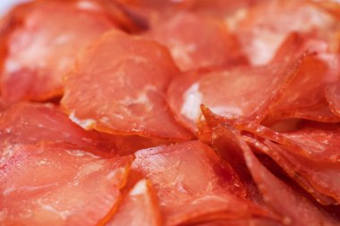 Kurutulmuş etin en üst görüntüsü. Çiğnenmiş ve lezzetli kurutulmuş et..