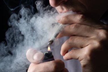 genç adamın elinde Sigara İçilmeyen yakın çekim.