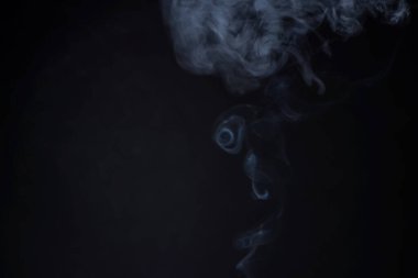 Soyut duman arka planda beyaz duman buhar siyah üzerinde kaplama etkisi.