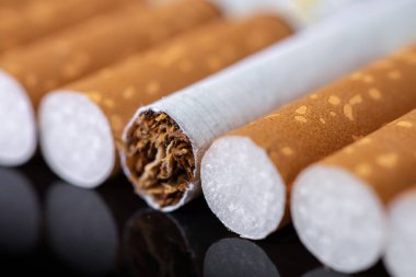 kahverengi filtreli sigara tütün yakın çekim.