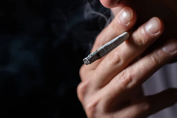 Dohányzás Cigaretta Felirattal Élet Kezében Fiatal Férfi Közelről — Stock Fotó