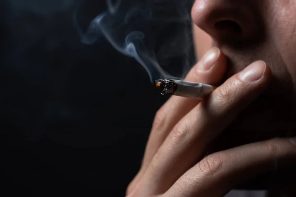 Fiatal Férfi Kezében Cigaretta Dohányzás Közelről — Stock Fotó