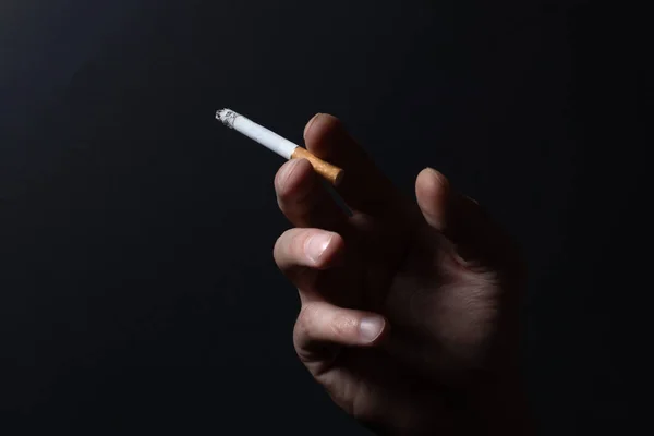 Közelről Férfi Kézi Dohányzás Cigaretta Fekete Háttér — Stock Fotó