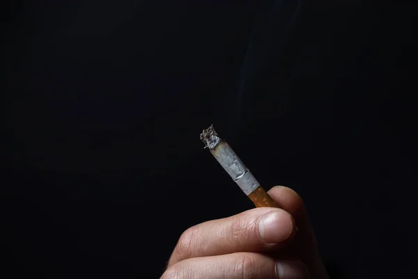 Fechar Homem Mão Fumar Cigarro Fundo Preto — Fotografia de Stock