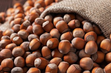 Ahşap masada fındık yakın, üst manzara.