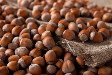 Ahşap masada fındık yakın, üst manzara.