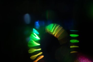 Bulanık Işık, kameraya tek bir görüntü yansıtıyor. Işık, karanlık bir arkaplanda spektral bir gradyan ile parlar. Çok renkli soyut renkli bir çizgi. Alışılmadık ışık efekti.