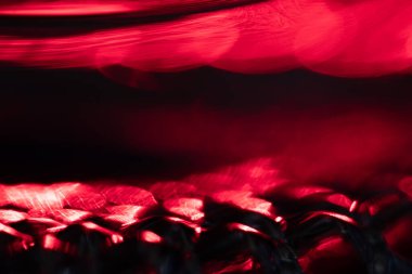 Bulanık neon ışık. Mercek alevi kaplaması. Bokeh floresan flaş parıltısı. Koyu siyah soyut arkaplanda odaklanmış mavi mor renk lekeleri.