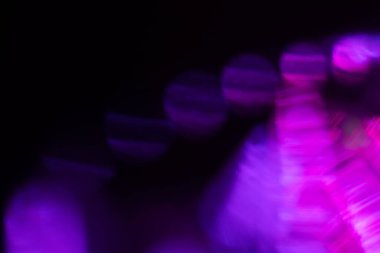 Bulanık Işık, kameraya tek bir görüntü yansıtıyor. Işık, karanlık bir arkaplanda spektral bir gradyan ile parlar. Çok renkli soyut renkli bir çizgi. Alışılmadık ışık efekti.