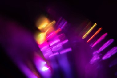 Soyut bulanık lensler siyah renkte parlıyor.