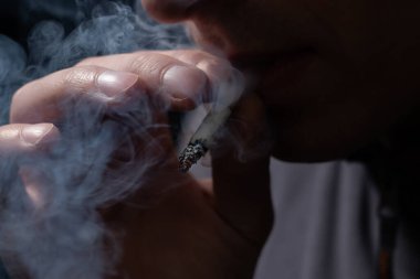 genç adamın elinde Sigara İçilmeyen yakın çekim.