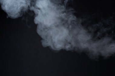 Soyut duman arka planda beyaz duman buhar siyah üzerinde kaplama etkisi.