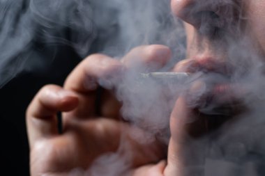 genç adamın elinde Sigara İçilmeyen yakın çekim.