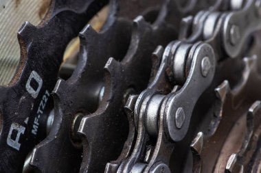 Kirli bisiklet yağmuru. Çamurda Çakıl Bisikleti İletimi. Kirli Dağ Motoru Zinciri Kötü Hava 'da Sürdükten Sonra. Yağmurlu bir günde dışarı çıktıktan sonra motosiklet servisi kavramı.