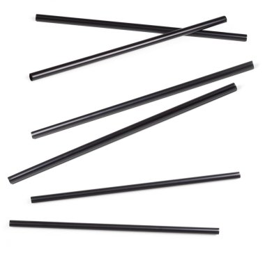 Beyaz arka planda izole edilmiş siyah plastik içme pipetleri.