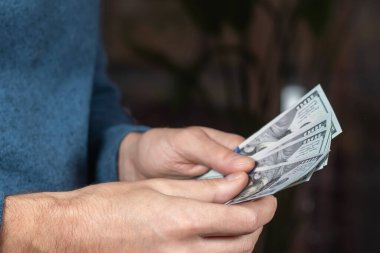 İşadamı elleri bize dolar banknotları sayıyor. Kapat.