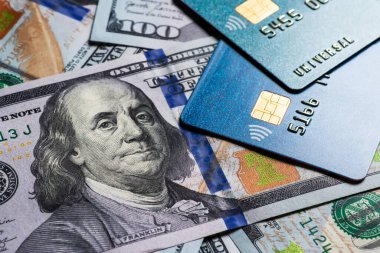 Kredi kartları ve dolar nakit. Kapatın..