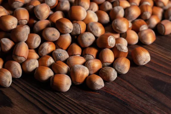 把褐色的榛子放在木制桌子上 健康的有机素食火腿 — 图库照片