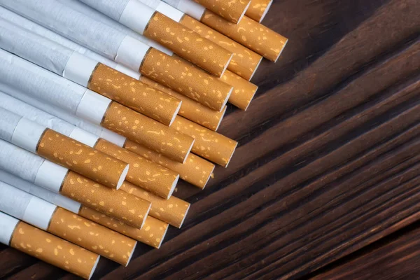 Montão Cigarro Fundo Madeira — Fotografia de Stock