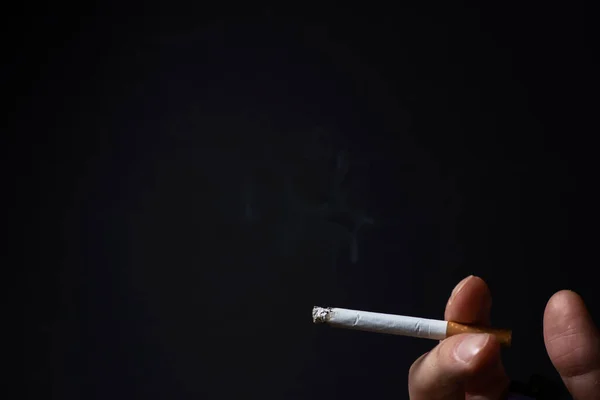 Mano Con Cigarrillo Ardiente Humo Sobre Fondo Negro — Foto de Stock