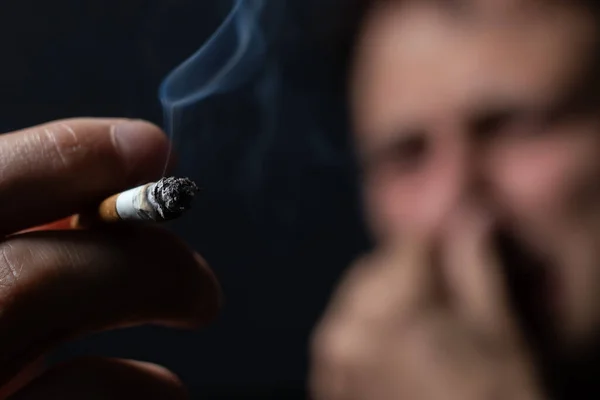 Passzív Dohányzás Koncepció Férfi Cigizik Férfi Pedig Eltakarja Arcát Sok — Stock Fotó