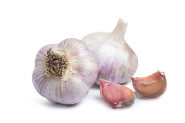 Sarımsak karanfil ve ampul beyaz arka planda izole edilmiş.