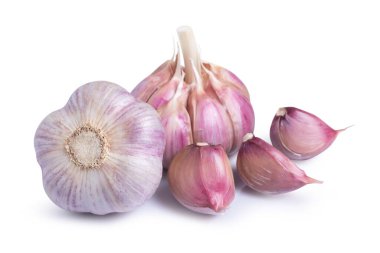 Sarımsak karanfil ve ampul beyaz arka planda izole edilmiş.